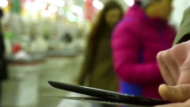 Man använder tablettdator — Stockvideo