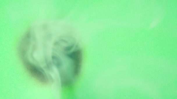 Écran vert brûlant sur fond noir 