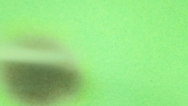 Écran vert brûlant sur fond noir 