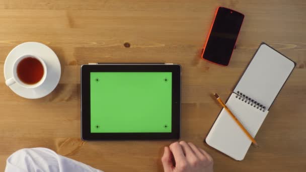 Utilizzando Tablet PC con uno schermo verde — Video Stock