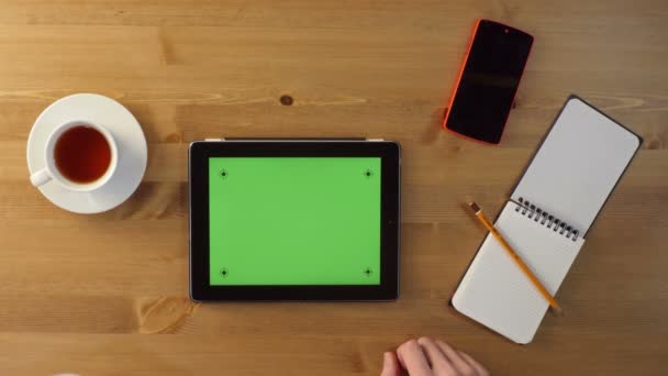 Usando Tablet PC com uma tela verde — Vídeo de Stock