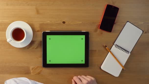 Uso de Tablet PC con pantalla verde — Vídeo de stock