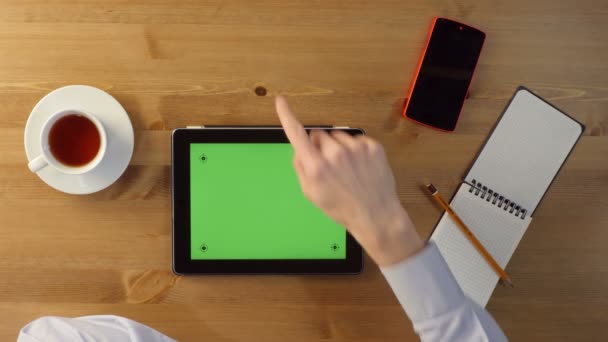 Uso de Tablet PC con pantalla verde — Vídeo de stock