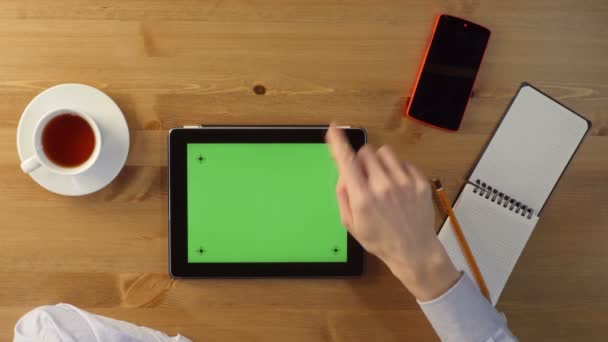Использование планшетного ПК с зеленым экраном — стоковое видео