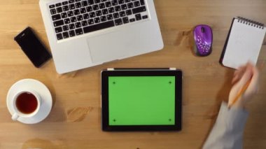 Belgili tanımlık okul sırası, yeşil bir ekran ile Tablet PC'yi kullanma.