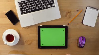 Belgili tanımlık okul sırası, yeşil bir ekran ile Tablet PC'yi kullanma.