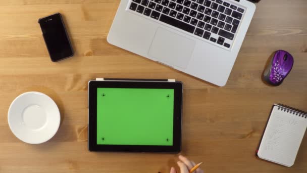 Tablet-PC mit grünem Bildschirm am Desktop. — Stockvideo