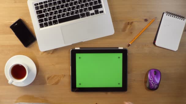 Використання планшетного ПК з зеленим екраном на стільниці . — стокове відео