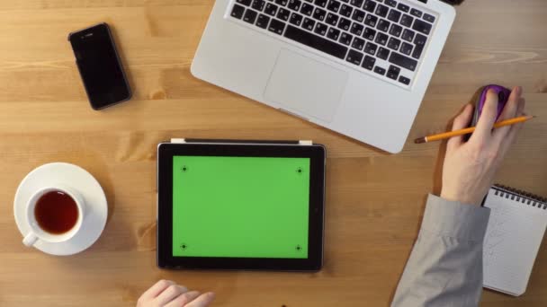 Nutzung von Laptop und Tablet-PC mit grünem Bildschirm am Desktop — Stockvideo