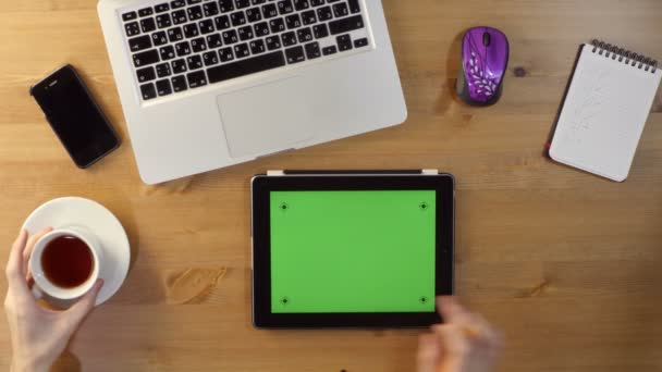 用在桌面的绿色屏幕的笔记本电脑和平板电脑 — 图库视频影像
