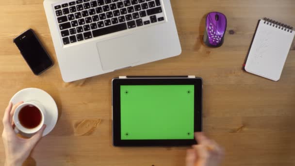 Usando Laptop y Tablet PC con una pantalla verde en el escritorio — Vídeos de Stock