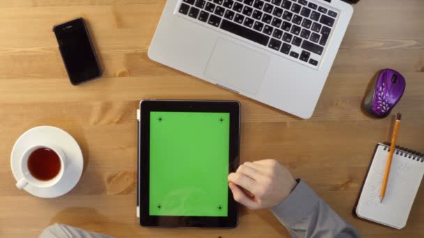 Usando Laptop e Tablet PC com uma tela verde na área de trabalho — Vídeo de Stock