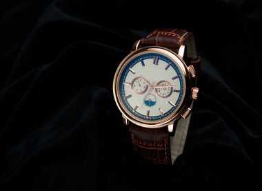 satır karanlık bir arka plan üzerinde ışık ile karanlık bir arka plan üzerinde altın saat