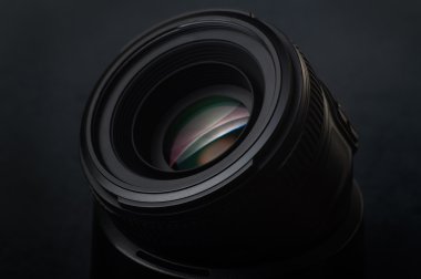 resmi bir nokta ile karanlık bir arka plan için objektif