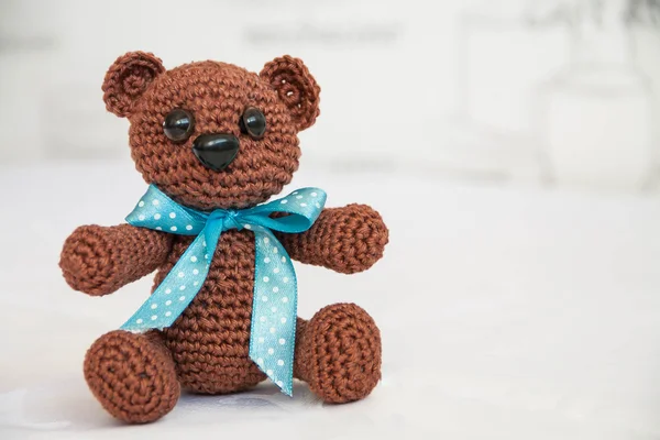Crochet litle ours brun amoureusement Images De Stock Libres De Droits