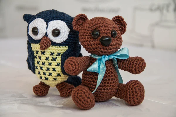 Crochet amoureusement ours et chouette Photos De Stock Libres De Droits