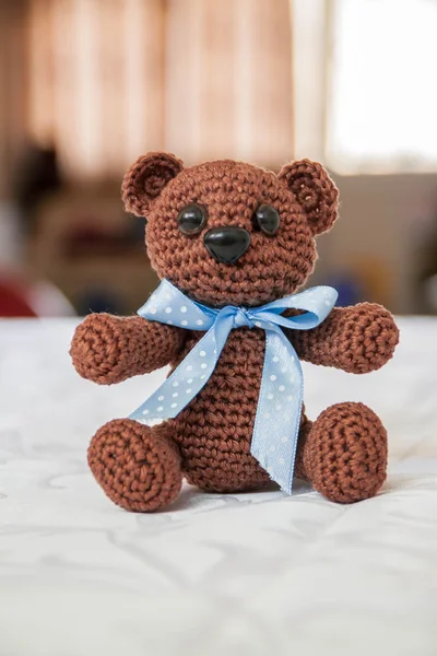 Crochet litle ours brun amoureusement Images De Stock Libres De Droits
