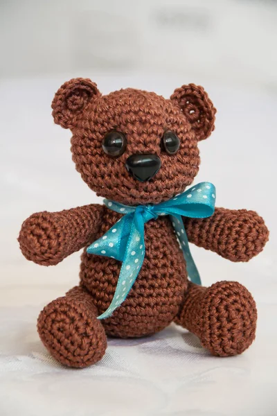 Urso castanho carinhoso de crochê — Fotografia de Stock