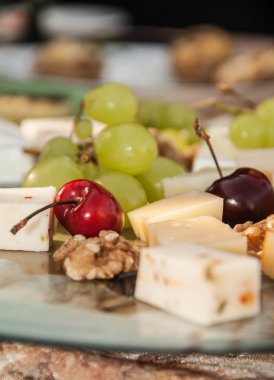 Meyve ve plaka üzerinde chees