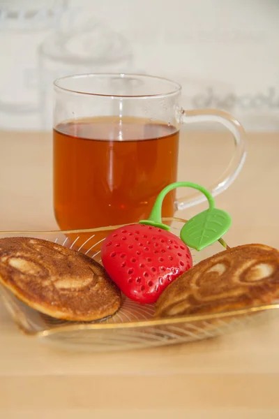 Tea pancake and strawberry — Stock Photo, Image