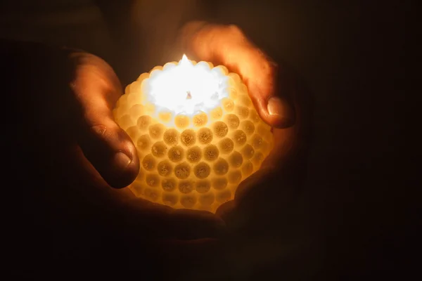 Una vela encendida en la oscuridad — Foto de Stock