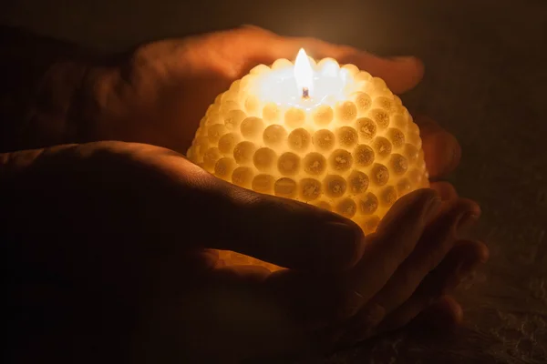 Vela en oscuridad — Foto de Stock