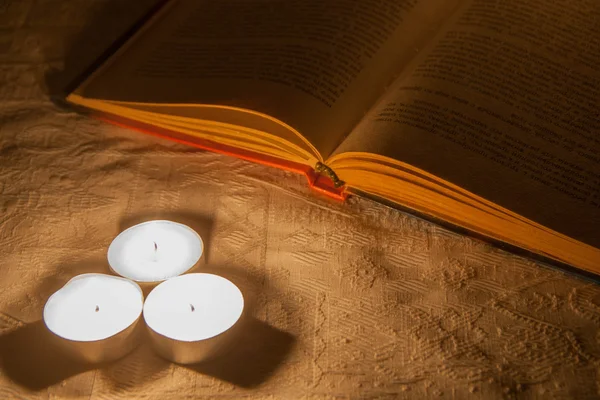 Libro con candela — Foto Stock