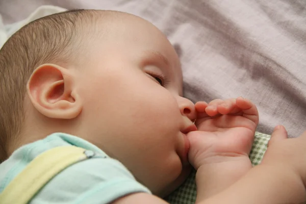 Dormir pequeño bebé — Foto de Stock