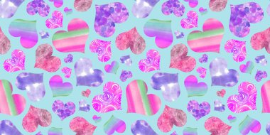 Mavi bir arkaplanda suluboya renklerle boyanmış kusursuz renkli kalpler deseni. Pembe, yeşil, mor ve turuncu renkli kalp. Paketleme, tekstil ve hatıra defteri için kupa arkaplanı