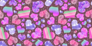 Kahverengi bir arka planda suluboya ile boyanmış kusursuz renkli kalpler deseni. Pembe, yeşil, mor ve turuncu renkli kalp. Paketleme, tekstil ve hatıra defteri için kupa arkaplanı