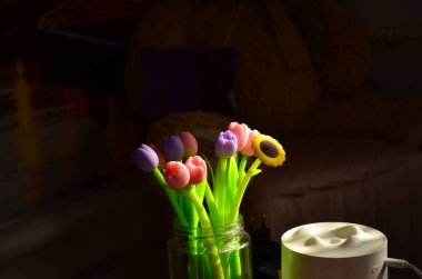 Kavanozda çiçek şeklinde kalemler