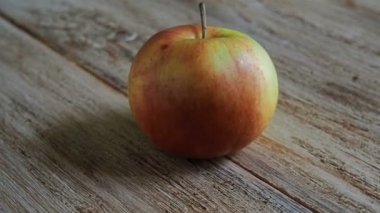 Bir ahşap tahta üzerinde dönen Apple