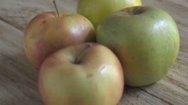 Bir ahşap tahta üzerinde dönen Apple