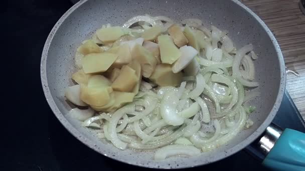 在锅中烹饪土豆 — 图库视频影像