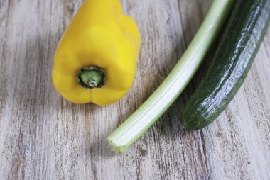 sarı biber, kereviz ve salatalık 