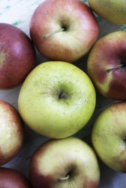 Ahşap arkaplanda elmalar