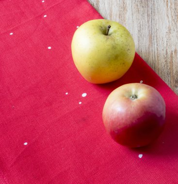 elma kırmızı bir kumaş üzerinde