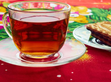 Fincan çay ve bisküvi ile