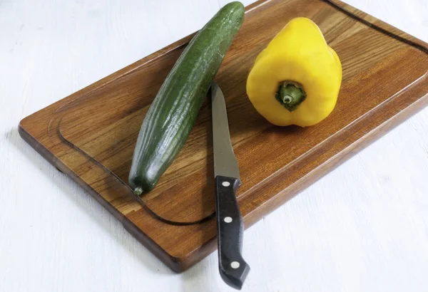 Tabla de cortar con pimiento amarillo y cuchillo. No aislado —  Fotos de Stock