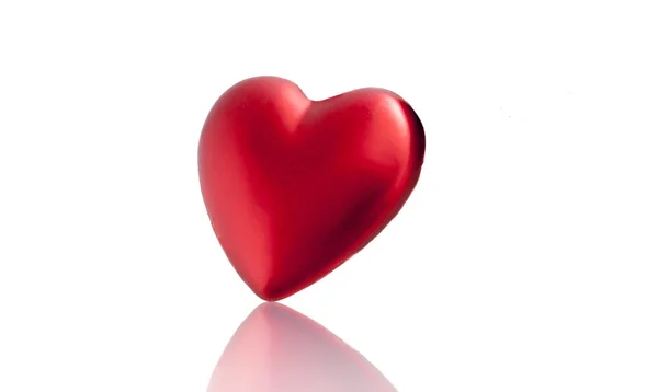 Rotes Herz mit Spiegelung — Stockfoto
