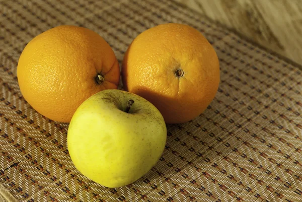 Fruta acostada sobre la mesa en un tratamiento vintage Fotos de stock