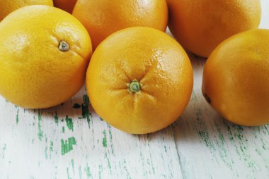 ahşap zemin üzerine portakal.