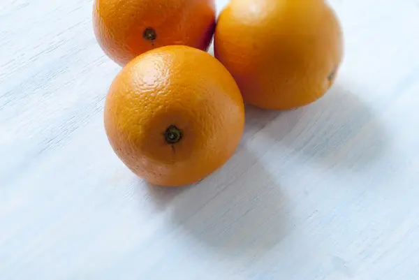 Appelsiner på trebakgrunn . – stockfoto