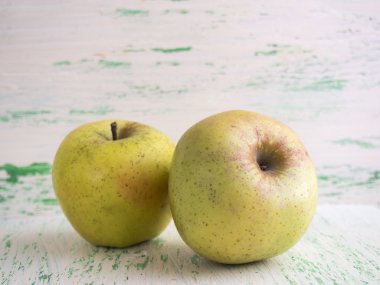 Ahşap arkaplanda elmalar