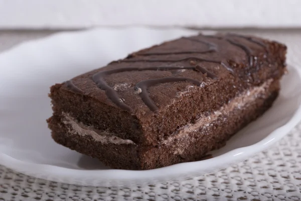 Le gâteau repose sur une assiette blanche — Photo