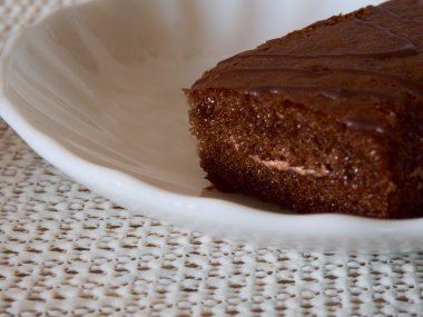 pasta beyaz bir tabağa konuyor