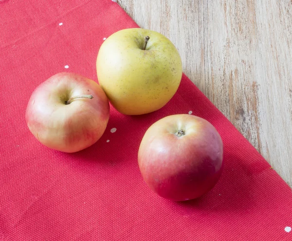 elma kırmızı bir kumaş üzerinde