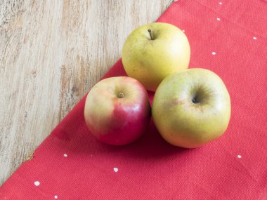 elma kırmızı bir kumaş üzerinde