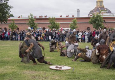 Saint Petersburg, Rusya Federasyonu - 28 Mayıs 2016: Vikingler Savaşı. Tarihsel canlandırma ve festival 28 Mayıs 2016 yılında Saint Petersburg, Rusya Federasyonu