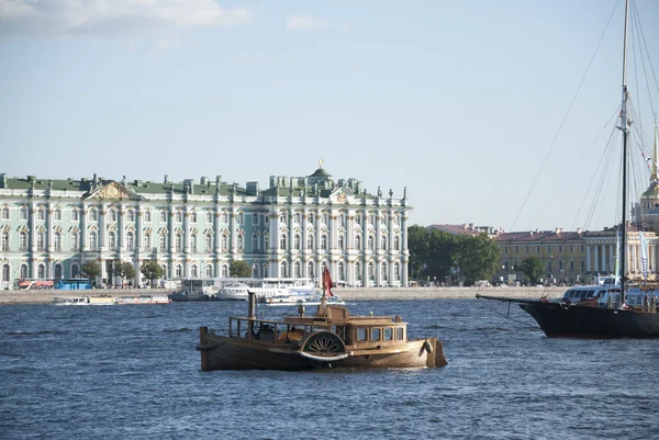 Санкт-Петербург, Російська Федерація - 30 травня 2016: вітрильник плавають у водах річки Нева, в разі — стокове фото